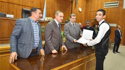 محافظ أسيوط يكرم 90 معلما وطالبا لمشاركتهم المجتمعية.. صور