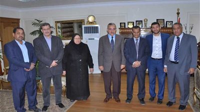 محافظ أسيوط يستعرض تطبيق 