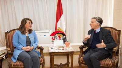 السفير البريطاني بالقاهرة يشيد ببرامج الحماية الاجتماعية فى مصر