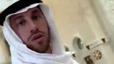 نشطاء تويتر: راموس يرتدي جلبابًا خوفًا من محبي محمد صلاح في الإمارات