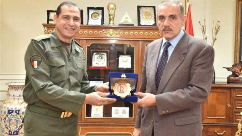 محافظ أسيوط يكرم