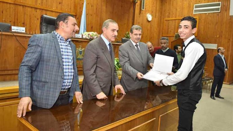 محافظ أسيوط يكرم