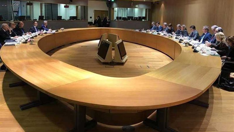 وزير الخارجية يعقد