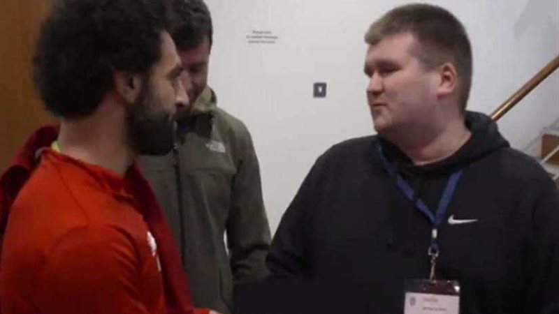 محمد صلاح يدعو مشجعًا