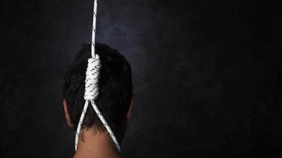 يشنق نفسه في دورة مياه بسبب 