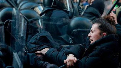 الانفصاليون الكتالونيون يحتجون على اجتماع الحكومة الإسبانية في برشلونة