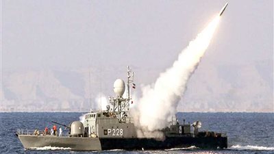 إطلاق صواريخ إيرانية باتجاه حاملة طائرات أمريكية في الخليج