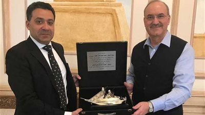مندوب الكويت يقدم هدية لسفير العراق بالقاهرة بمناسبة انتهاء عمله