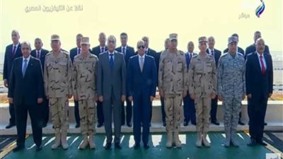 السيسي يلتقط صورًا تذكارية أثناء افتتاح مشروع الصوب الزراعية (فيديو)