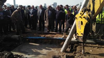 بدء حفر موقع انفجار ماسورة الكورنيش والمحافظ يتفقد