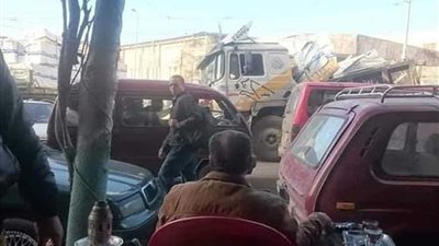 انقلاب سيارة نقل يتسبب في شلل بغرب الإسكندرية.. صور