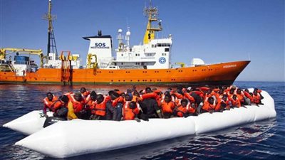 إسبانيا توافق على استقبال سفينة مهاجرين بعد رفض إيطاليا ومالطا