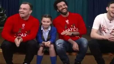 «صلاح» يفاجئ طلاب مدرسة بحضوره إحتفالاً بأعياد الكريسماس 