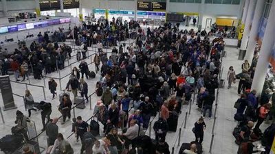 مدفعجي سابق يفرض حصارًا على أجواء بريطانيا ويسقط في قبضة الشرطة