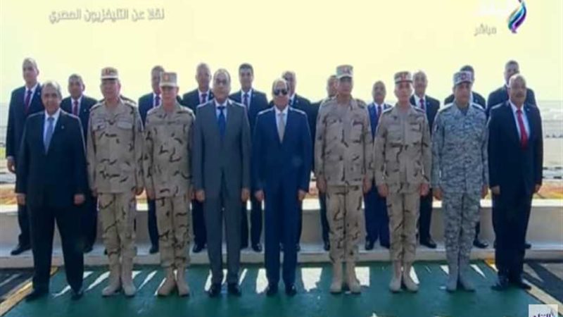 السيسي يلتقط صورًا