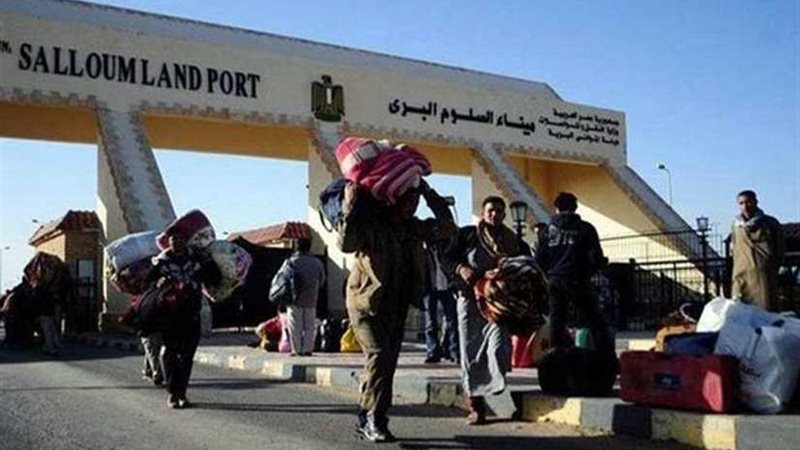 عودة 327 مصريا من