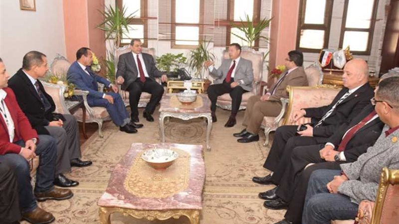 محافظ بني سويف يستقبل