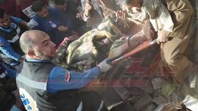 سيارة نقل تصيب ربة منزل بأبوتيج داخل بيتها.. صور