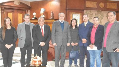 محافظ المنيا يبحث برامج ومشروعات 