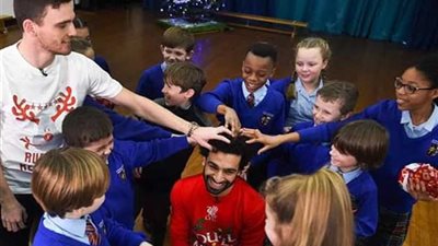 شاهد.. احتفال الأطفال بزيارة «صلاح» في أعياد الكريسماس