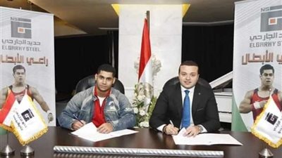 محمد إيهاب يوقع عقد 