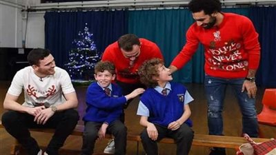 «صلاح» صاحب السعادة في عيون الأطفال بأعياد الكريسماس