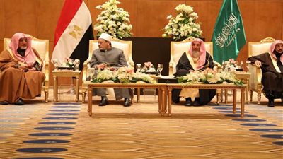 احتفاء رسمي كبير بزيارة الإمام للمملكة