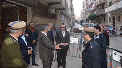 محافظ المنيا ومدير الأمن يتابعان إجراءات تأمين الكنائس 