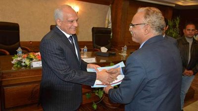 محافظ الجيزة يكرم 56 موظفًا من المحالين للمعاش