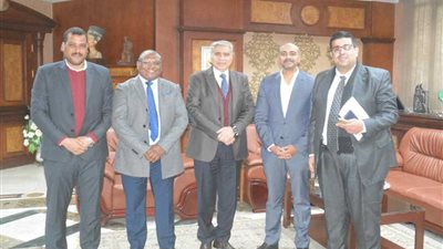 محافظ المنيا يبحث مع وفد 