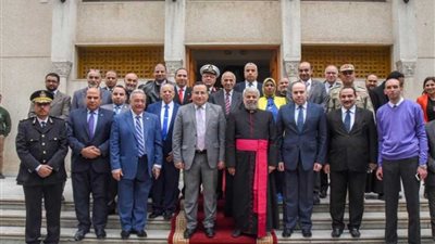 بالصور.. محافظ الإسكندرية يهنئ الأقباط الكاثوليك بعيد الميلاد