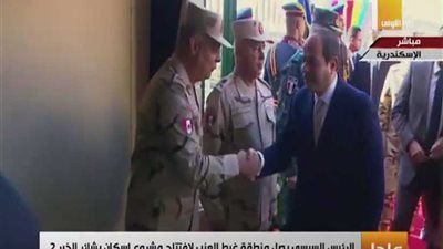 لحظة وصول الرئيس السيسي لمنطقة غيط العنب لافتتاح 