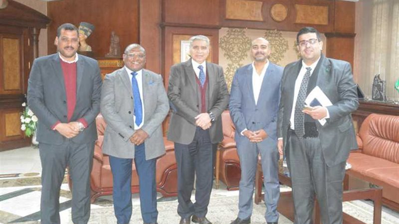 محافظ المنيا يبحث