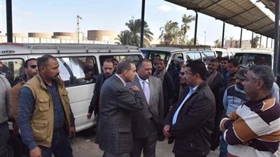 محافظ أسيوط يتفقد موقف سيارات المعلمين الجديد بعد نقل سيارات المنيا وملوى..صور
