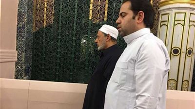 تعرف على نصيحة شيخ الأزهر لمستشاره خلال أدائهما مناسك العمرة