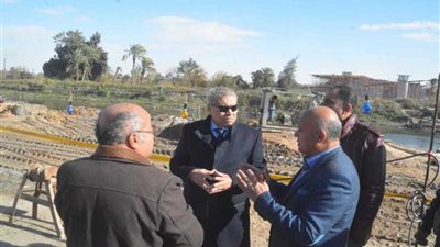 محافظ المنيا يتابع أعمال إنشاء محور سمالوط على النيل