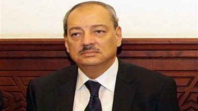 فريق من محققي النيابة يعاين موقع حادث استهداف أتوبيس سياحي