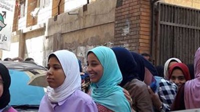 سعادة بين طلاب الصف الثاني الثانوية لسهولة امتحان اللغة العربية بالبحيرة