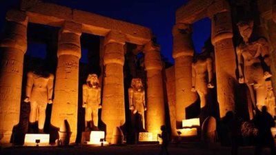 عرض الصوت والضوء باللغة العربية بمعابد الكرنك في رأس السنة مجانا