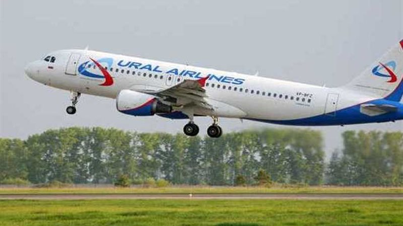 وصول أول طائرة قادمة