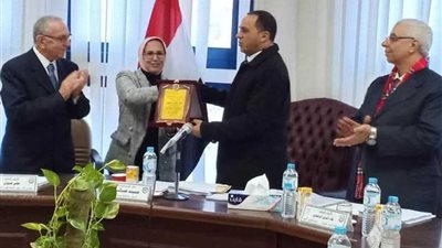 عبيد صالح يكرم المتميزين بمجلس جامعة دمنهور