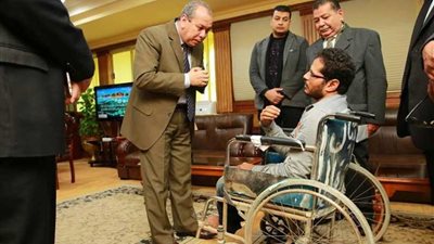 كرسي متحرك و5 شهادات أمان لمواطن معاق بـ