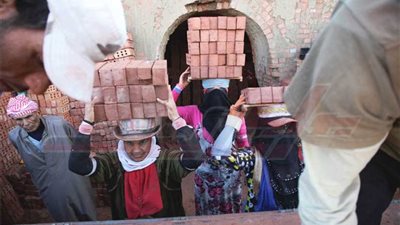 عاملات منتصف الليل.. بين مطرقة الحاجة وسندان الاتهامات