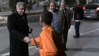 محافظ المنيا يشارك المواطنين فرحة الاحتفال بالعام الجديد