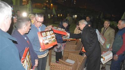 محافظ المنيا يلتقي وفدا 