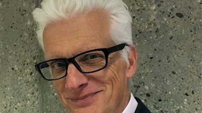 سفير بريطانيا بالقاهرة يكرم صلاح عزازي لاعب الإسماعيلي في 