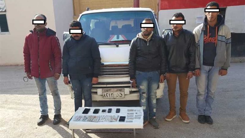 ضبط 5 أشخاص انتحلوا