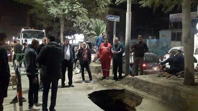 هبوط أرضي أمام محطة الصرف بالمنصورة