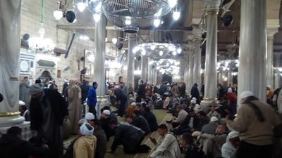 زحام بالحسين.. والشيخ ياسين ينفي شائعة وفاته بحفل حاشد