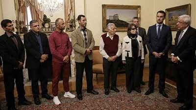 اليونان تمنح الجنسية لمصريين وألباني أنقذوا عشرات الأشخاص من حريق